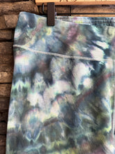 Load image into Gallery viewer, Women’s XXL Petite Pact Organic Cotton Leggings Yoga Pants in ‘Dark Enchantment’
