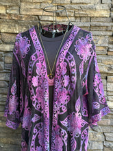 Load image into Gallery viewer, Women’s Small-Medium Reversed Lace Duster Kimono in ‘MindBender’

