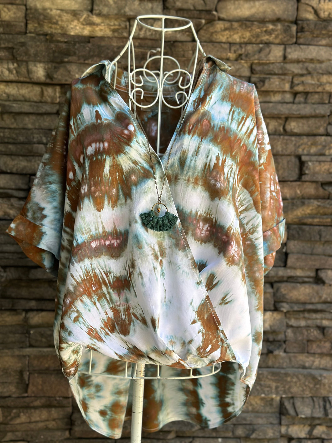 Women’s Large (could also fit XL) 100% Rayon Surplice High Low Front Twist Blouse Top in ‘Wild Thing’