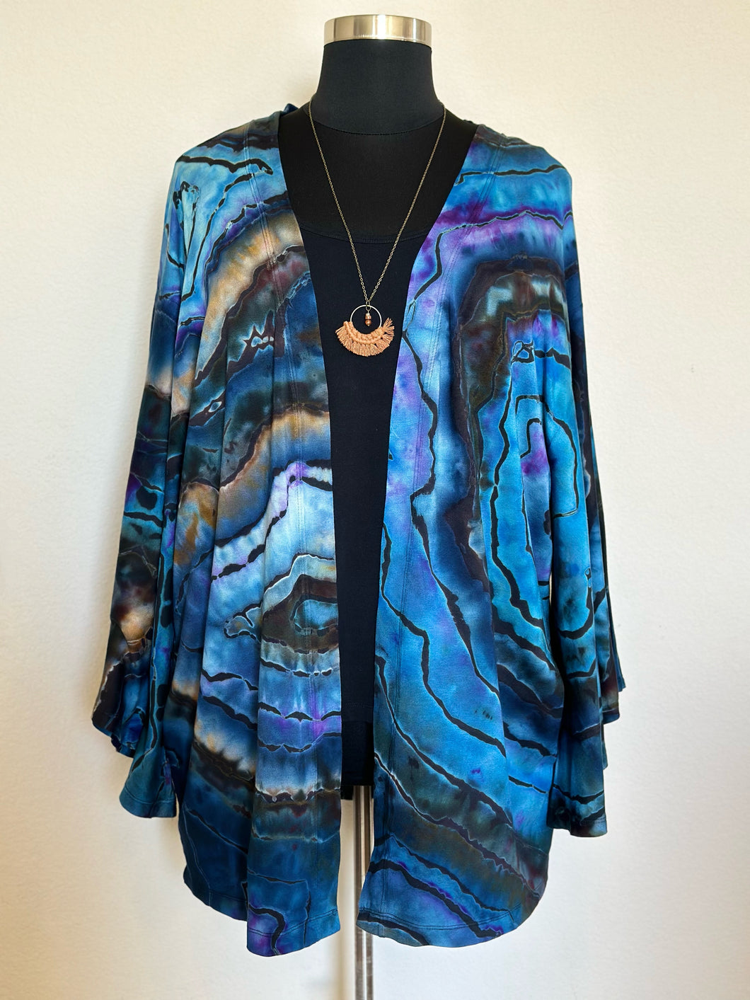 Women’s XL/XXL Reverse Geode Hand-sewn Bell Sleeved Kimono with Pockets in ‘Midnight Sapphire’