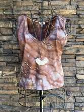 Load image into Gallery viewer, Women’s XL V-Neck Ribbed Cropped Geode Tank Top in ‘Iron Rust’
