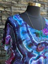 Load image into Gallery viewer, Women’s 2XL Geode V-Neck Short Sleeved Top in ‘Midnight Moonlight’

