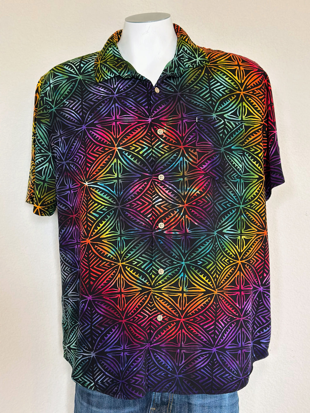 Men’s Large 100% Rayon Button Up Shirt in ‘Kaleidoscope’ Spiral