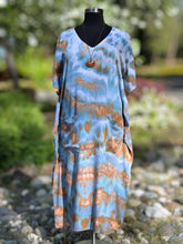 Load image into Gallery viewer, Women’s Medium-XL Hand-sewn Caftan with Drop Pockets in ‘Blue Gray’
