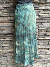 Load image into Gallery viewer, Women’s Large Pact Organic Cotton Geode Ribbed Midi Skirt in ‘Moss Agate’
