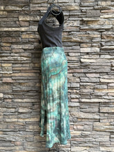 Load image into Gallery viewer, Women’s Large Pact Organic Cotton Geode Ribbed Midi Skirt in ‘Moss Agate’
