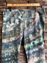 Load image into Gallery viewer, Women’s XXL Petite Pact Organic Cotton Leggings Yoga Pants in ‘Dark Enchantment’

