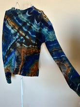 Load image into Gallery viewer, Women’s Medium Geode Pullover with Thumbholes and Pockets in ‘Azurite’
