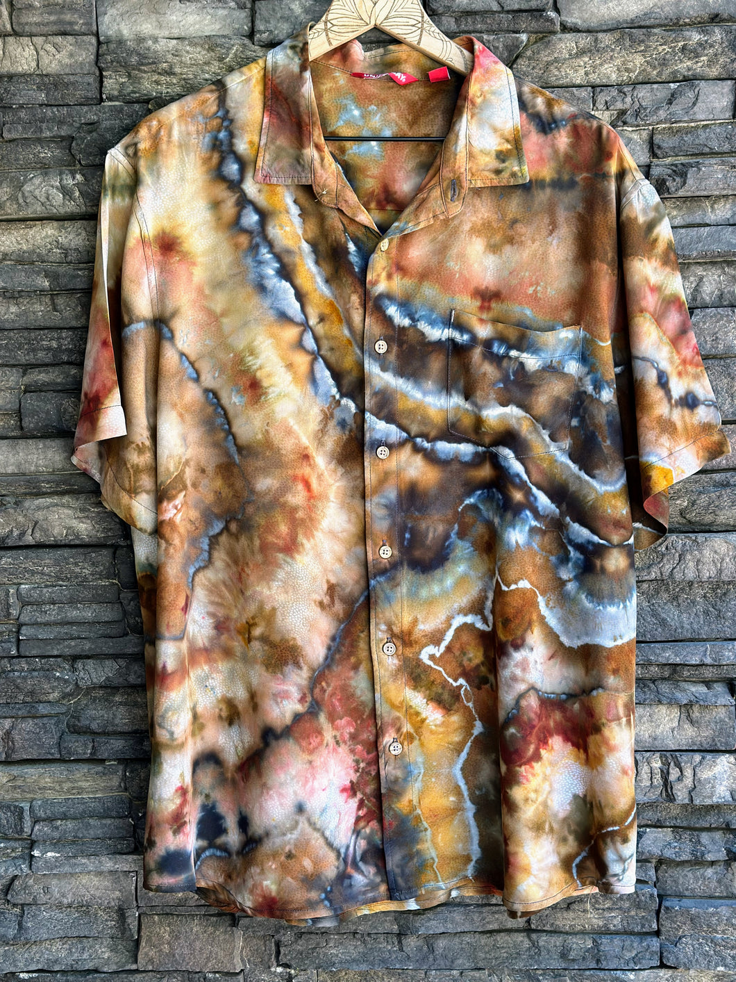 Men’s XL 100% Rayon Geode Button Up Short Sleeved Shirt in ‘Turkey Tail Mushroom’