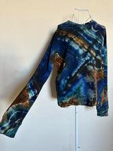 Load image into Gallery viewer, Women’s Medium Geode Pullover with Thumbholes and Pockets in ‘Azurite’
