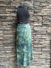Load image into Gallery viewer, Women’s Large Pact Organic Cotton Geode Ribbed Midi Skirt in ‘Moss Agate’

